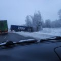 ФОТО: На шоссе Таллинн-Пярну грузовик съехал в кювет, движение в сторону Таллинна перекрыто