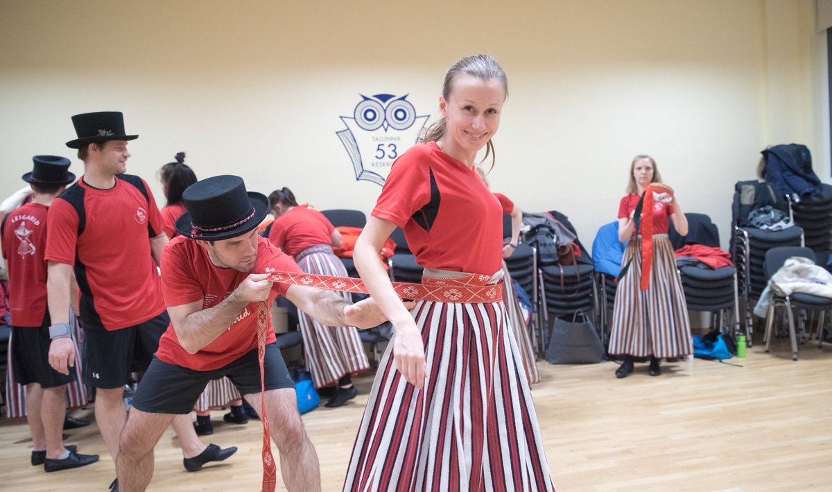 Leigarite noorema segarühma tantsijad Grete Aavamägi ja Kaspar Kaur valmistuvad keerutamiseks.