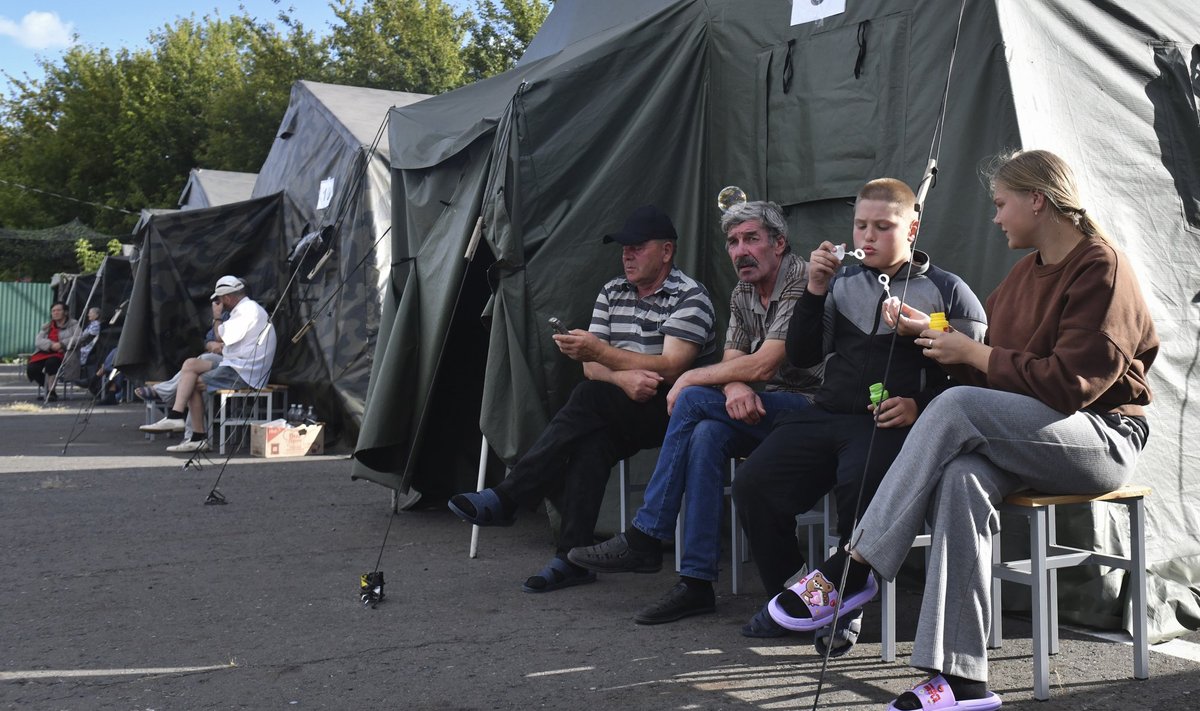 SÕJALINE ERIOPERATSIOON EI KULGE PLAANI JÄRGI: Kurskist evakueeritud inimesed oma uue ajutise elukoha ees. 