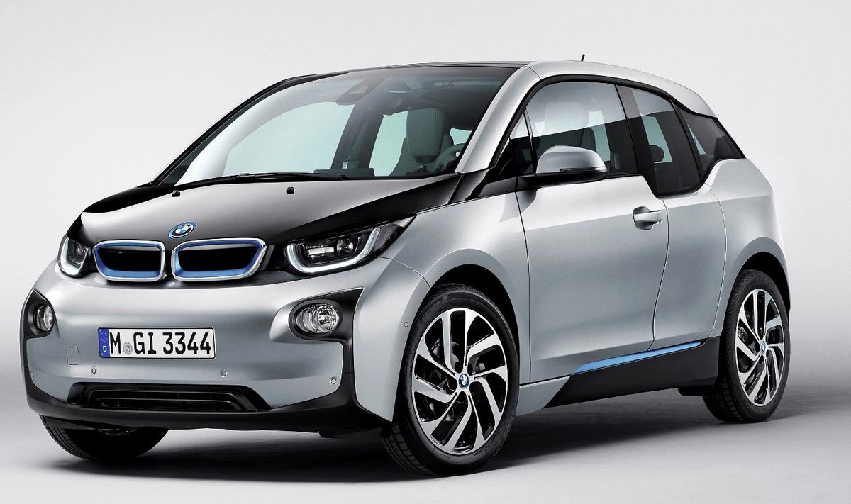 BMW i3 sõidab elektriga, bensiin aitab akut laadida.