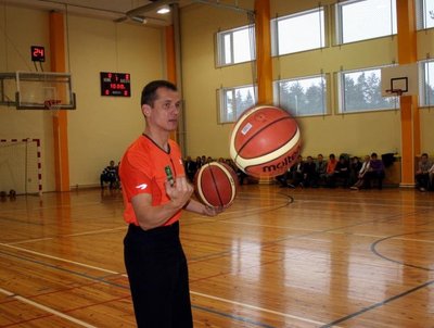 Võimlas peetud korvpallimatši vilemeheks oli külaline, FIBA rahvusvahelise kategooria korvpallikohtunik Aare Halliko