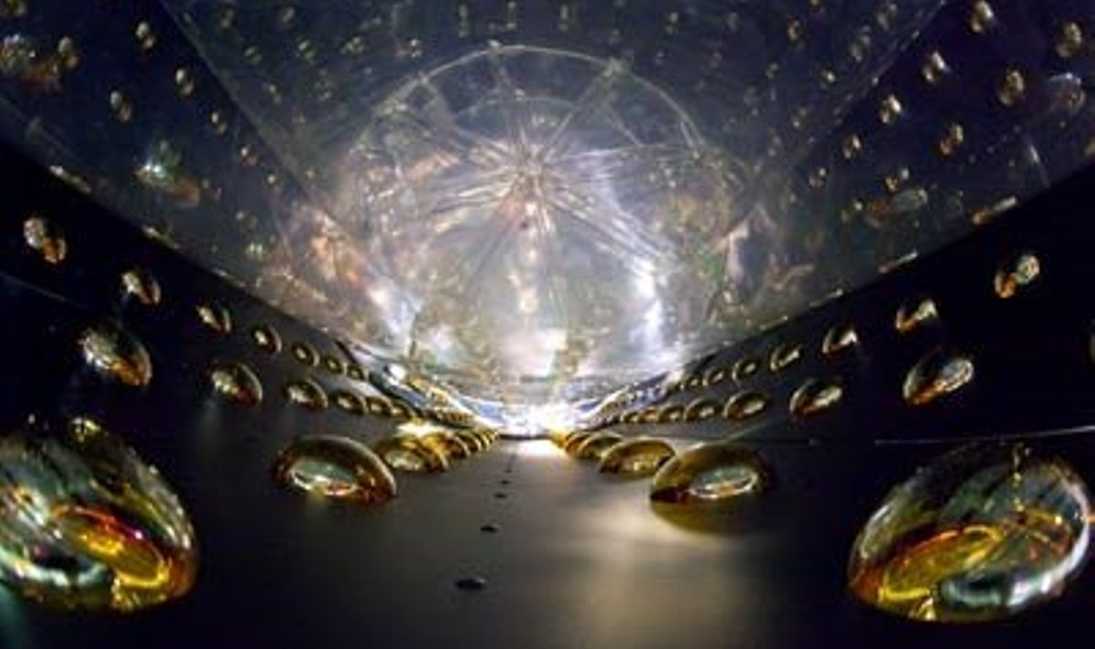 Pilt neutriinodetektori sisemusest. Sätendavad kuplikesed on fotokordistid, mis registreerivad katsekambris tekkivad valgussähvatusi