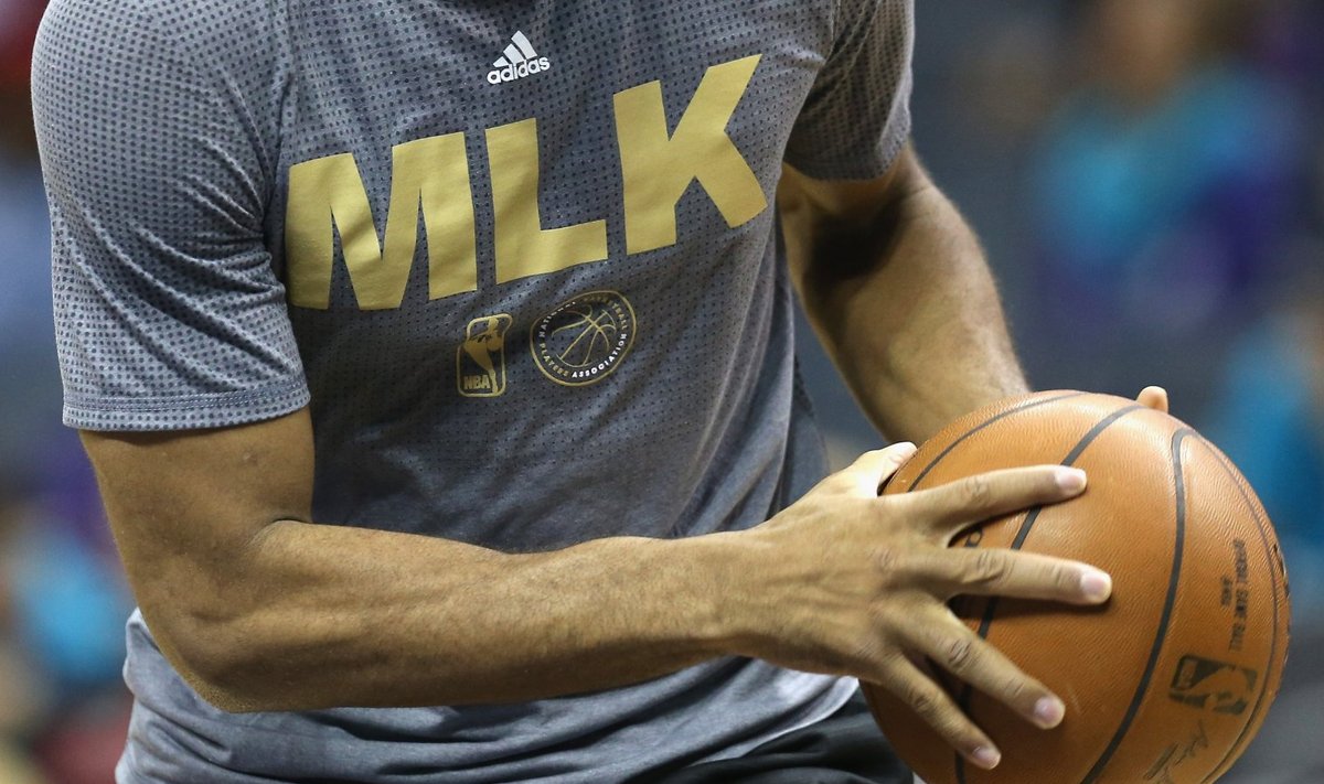 NBA pallurid kandsid eile Martin Luther Kingi initsiaalidega särki