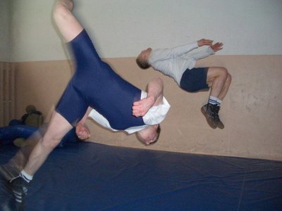 Maadlustreeningute osaks oli ka akrobaatika, mida harjutasime sageli omal käel pärast treeningute lõppu lisaks. Mina esiplaanil, Martin Kallasmaa saltos (aprill 2005).