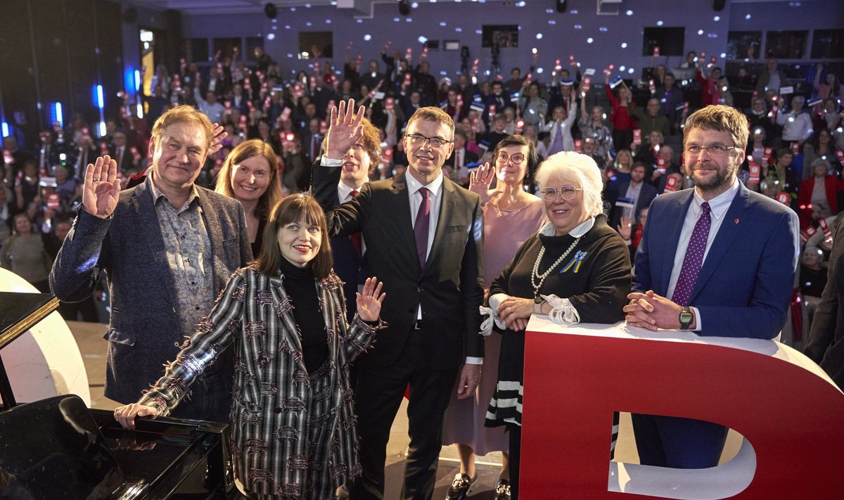JÄI MÄNGUST VÄLJA: Naeratavate sotside eurokandidaatide sekka Tanel Talvet ei valitud. Foto SDE üldkogust Paides.