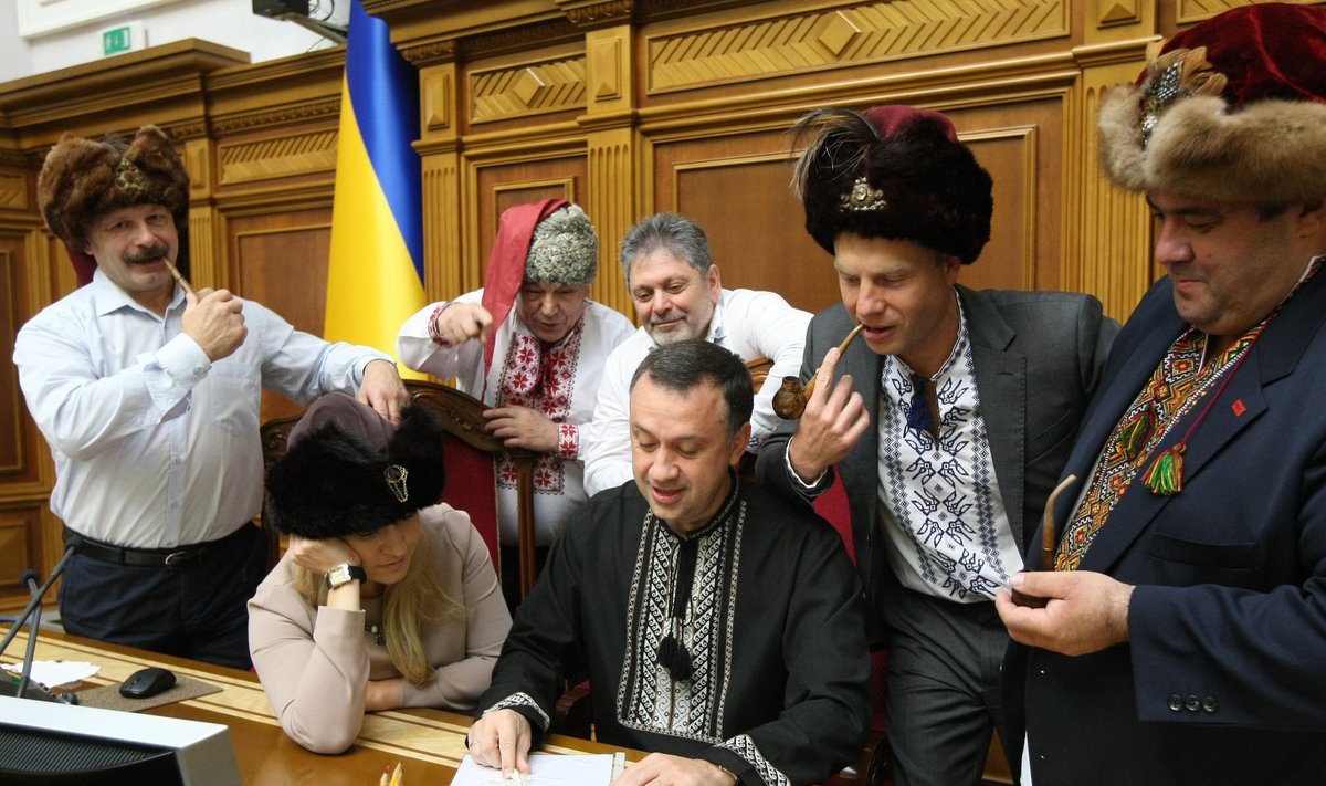 KIRI PUTINILE: Grupp Ukraina parlamendiliikmeid kirjutamas 2018. aastal Venemaa presidendile avalikku kirja. Poliitikud tsiteerivad vene kunstniku Ilja Repini maali „Kasakad kirjutavad Türgi sultanile“. Väidetavasti kasutasid rahvasaadikud kunagise kasakate kirja sõnastust, pöördudes Putini kui „Lutsiferi sekretäri“ ning „saatana äraneetud venna“ poole. Rahvasaadikute naljale eelnes Venemaa sanktsioonide kehtestamine mõningatele Ukraina poliitikutele. Pildil olevad isikud on kõik sanktsioonide all.