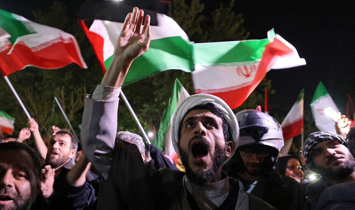 Iraani protestijad Suurbritannia Teherani saatkonna ees