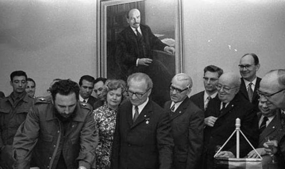 19. juuni 1972: Fidel Castro (vasakul) allkirjastas ja andis Erich Honeckerile (keskel) Kuuba kaardi, millel on ka Ernst Thälmanni nime kandev saar. (Foto: Wikimedia Commons / Saksamaa riigiarhiiv)