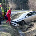 FOTOD: Purjutav seltskond sõitis Saaremaal autoga kraavi
