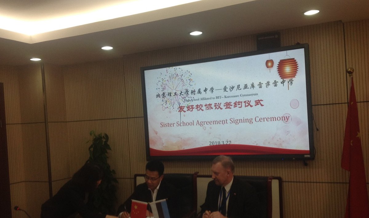 Pekingi keskkooli rektor Ren Zhijun (vasakul) ja Kuressaare gümnaasiumi õppealajuhataja Maidu Varik allkirjastasid 27. märtsil koostöölepingu.