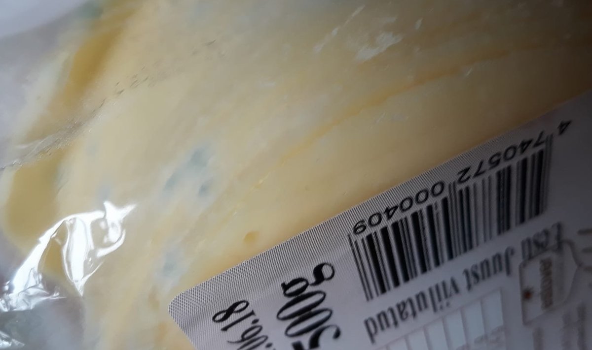 Rimist ostetud pakendatud Eesti juust, millel on näha hallitust. 