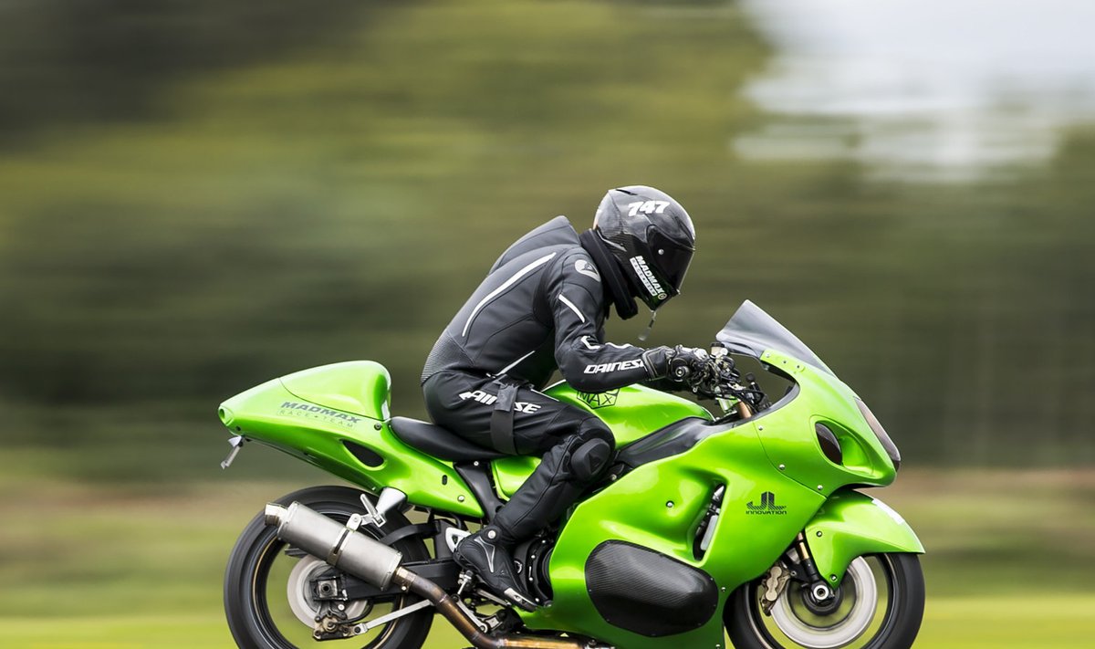 Зеф Айзенберг на мотоцикле Suzuki в Йоркшире