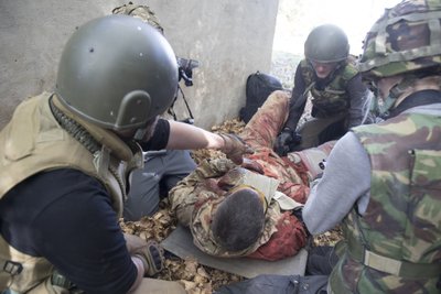 Haavatud sõdur toimetatakse varju sest rünnak jätkub