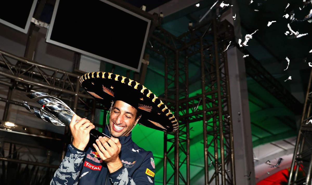 Ricciardo sai ööpimeduses kätte kolmanda koha trofee.