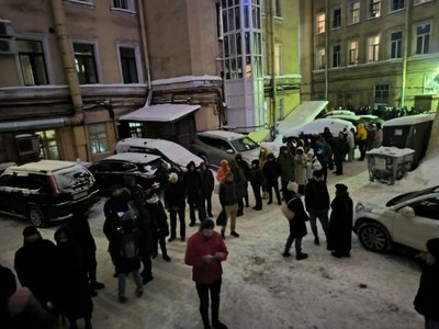 Люди ждут возможности оставить подпись за выдвижение Надеждина (Санкт-Петербург, 21 января 2024 года)