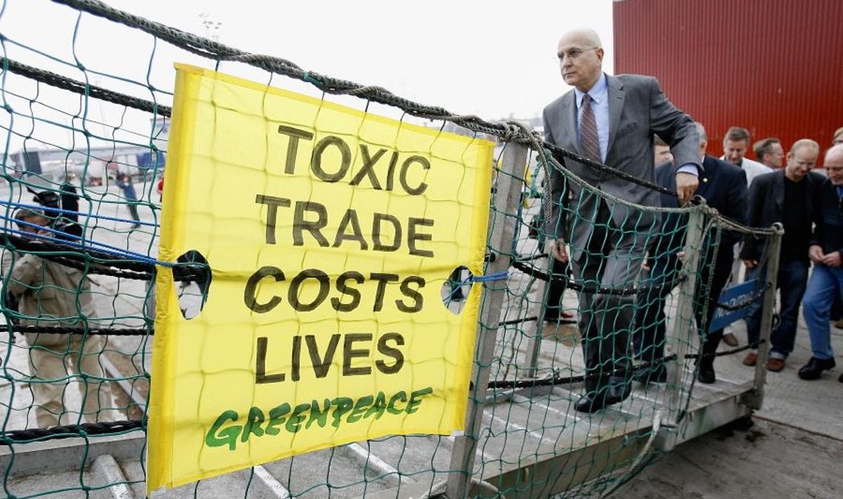 Greenpeace loosung, mis  hoiatab mürgiste ainetega  kauplemise eluohtlikkuse eest. Venemaa ja Poola leping toob tuumajäätmete veo Läänemerele.