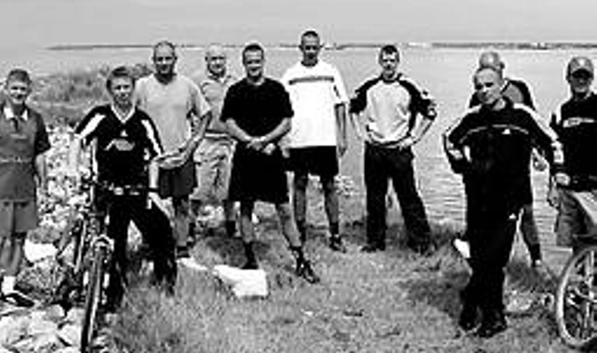 SIIN ME OLEME: Vanglajuhid ja vangid käisid ühiselt Kurkses ujumas. Programm kandis nime “Jalgrattaga ujuma” ja üheks selle eesmärgiks oli “arendada suhteid vangla administratsiooni ja kinnipeetavate vahel”. Idee autor oli Gunnar Bergvald. REPRO KOGUMIKUST "'VALIK REHABILITATSIOONI PROGRAMME VANGLATES 2005"'