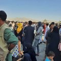 ВИДЕО | В аэропорту Кабула царит хаос: люди пытаются влезть в самолеты, военные стреляют в воздух