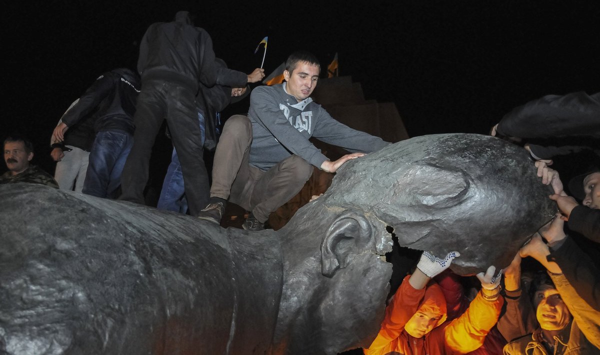 Поверженная статуя Ленина в Харькове