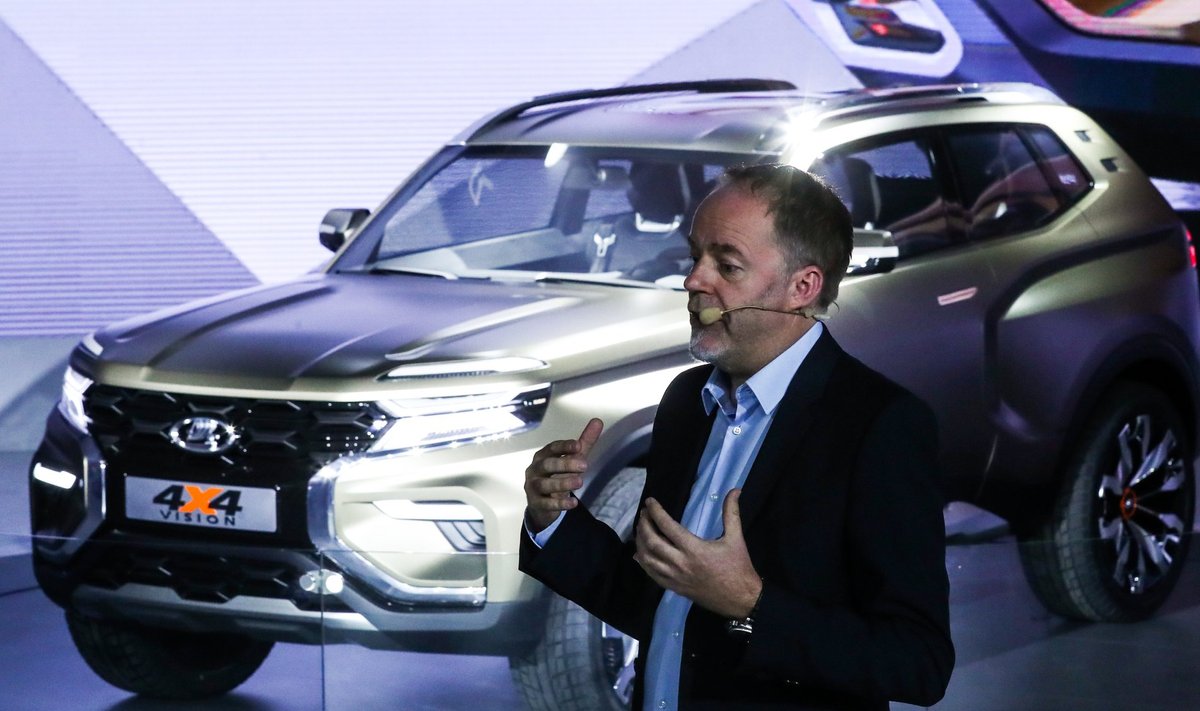 AvtoVAZi peadisainer Steve Mattin Moskva autonäitusel Lada 4x4 Visioni maasturi ideeautot tutvustamas. 