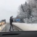 Lugeja VIDEO | Heatahtlik mees seisatas hetkeks Tallinn-Tartu maantee liikluse, et päästa hätta sattunud loomake