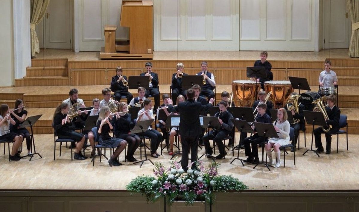 Üks Nõmme muusikakooli orkestritest pidulikul kontserdil Estonia kontserdisaali laval. Foto: Arvo Ülenõmm