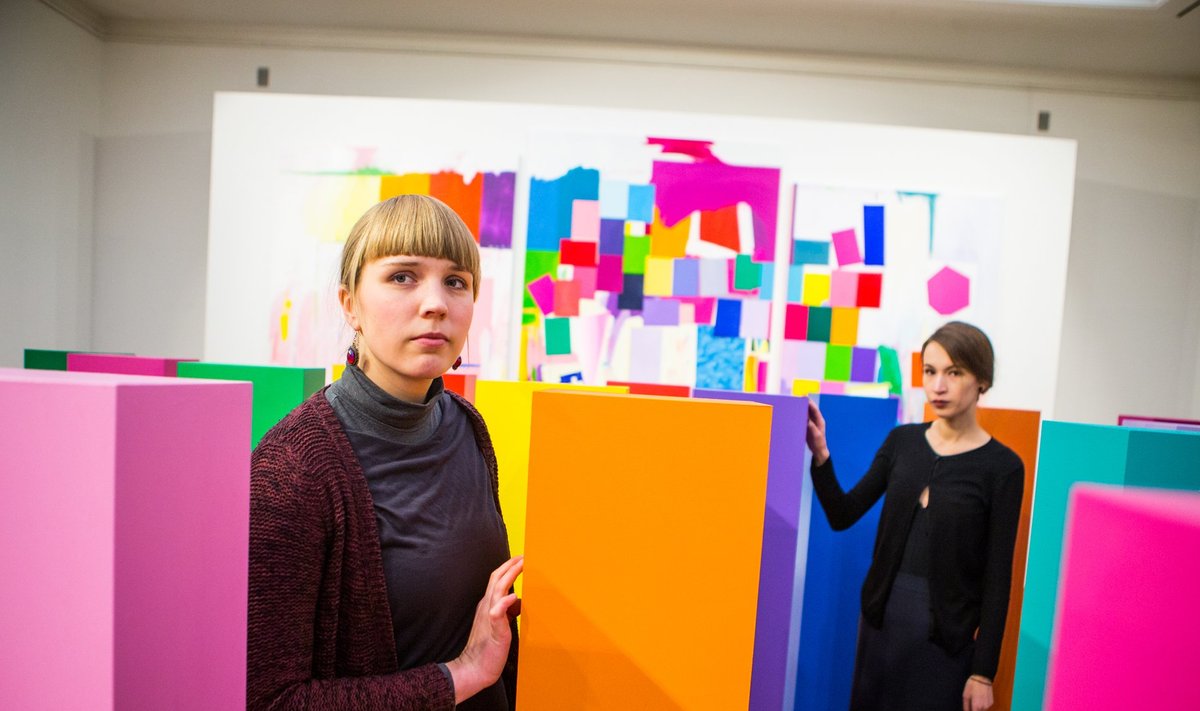 Kristi Kongi ja Anna Škodenko seisavad Kongi teose juures, mis on üles seatud Tallinna Kunstihoonesse. Mõlemad on noored ja andekad ning nihutavad maalikunsti piire.