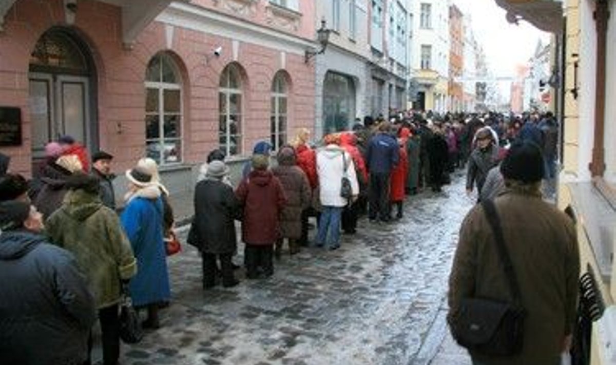 Riigiduuma valimisjärjekord Tallinnas Pikal tänaval Venemaa saatkonna juures