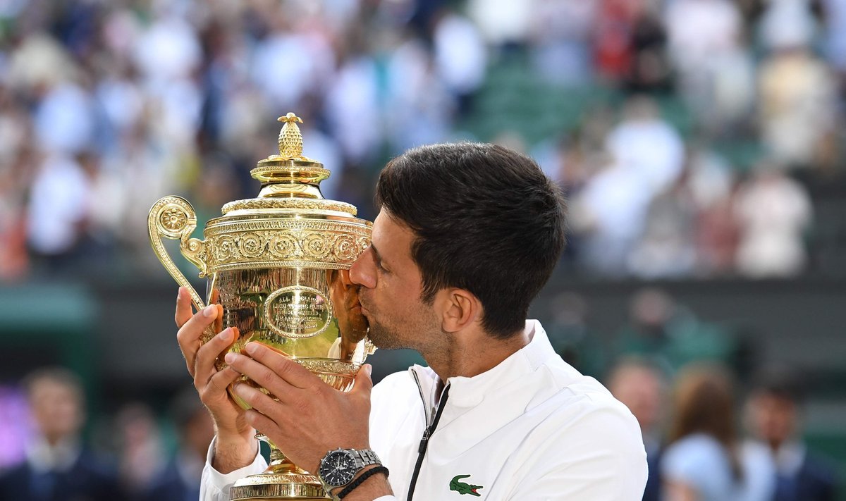 Novak Djokovic ihaldatud trofeega