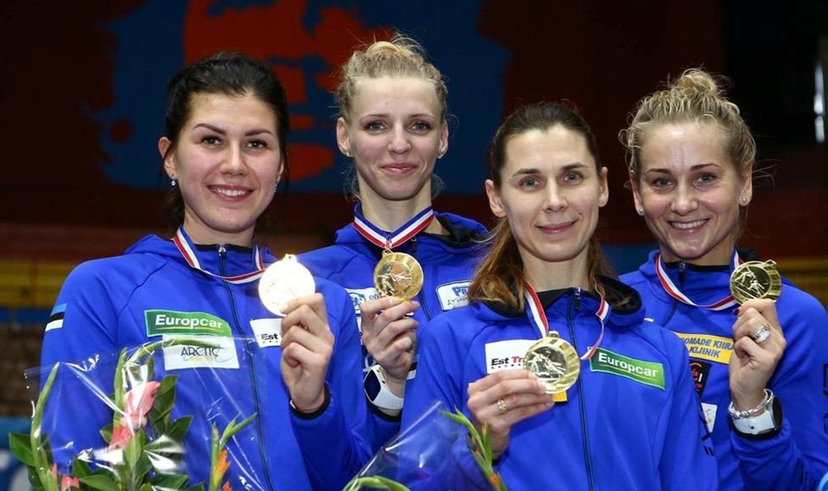 Julia Beljajeva, Katrina Lehis, Irina Embrich ja Kristina Kuusk kuldmedalitega poodiumil.