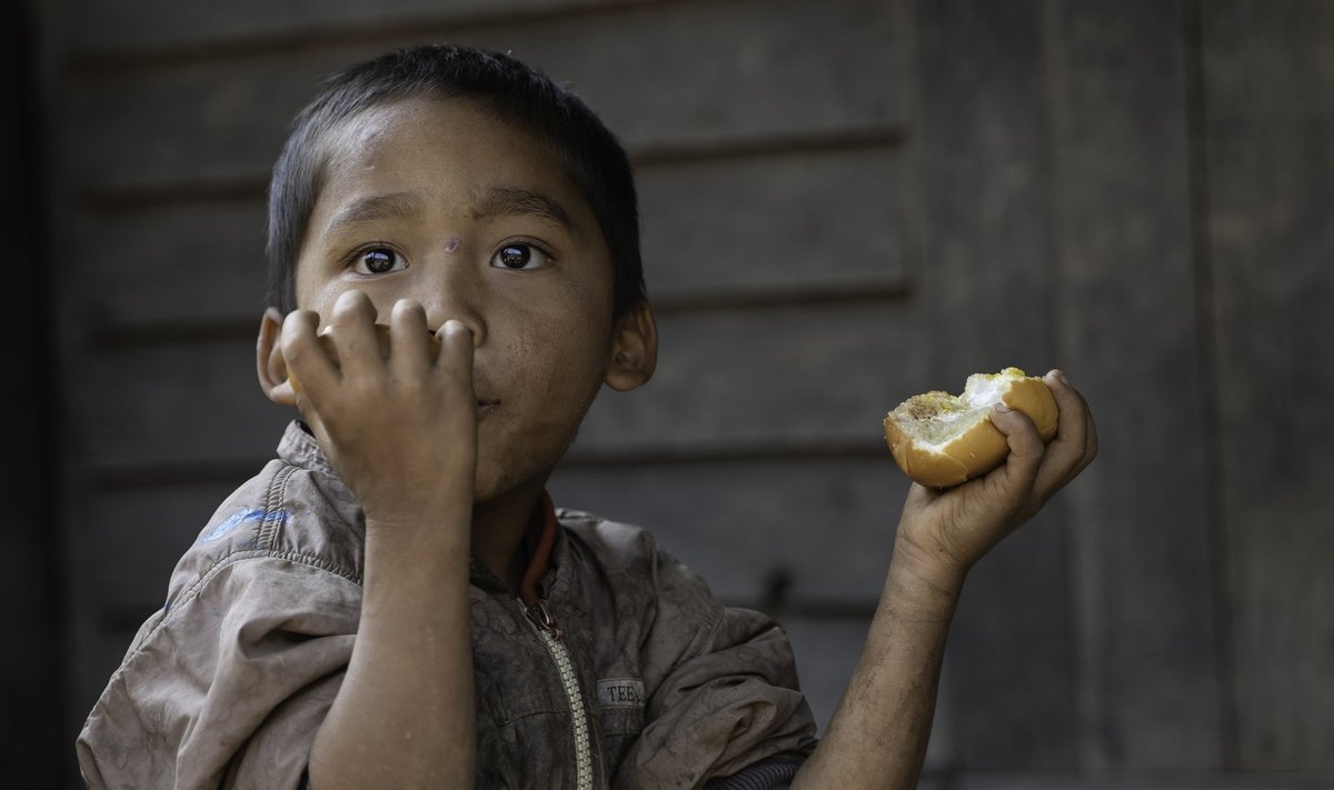 Tavaliselt jagatakse lastele kommi, Myanmari külades küsivad aga lapsed süüa... saia.