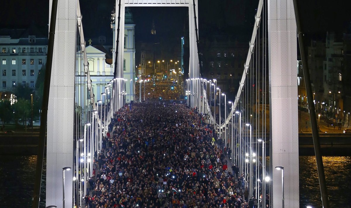 Kümned tuhanded ungarlased avaldasid möödunud nädalal meelt peaminister Orbani internetimaksu vastu. Protestide tõttu loobuti kavast "esialgu" - kuid see ei kujutanud autokraatsusesse kalduvale peaministrile rohkemat kui väikest peavalu.