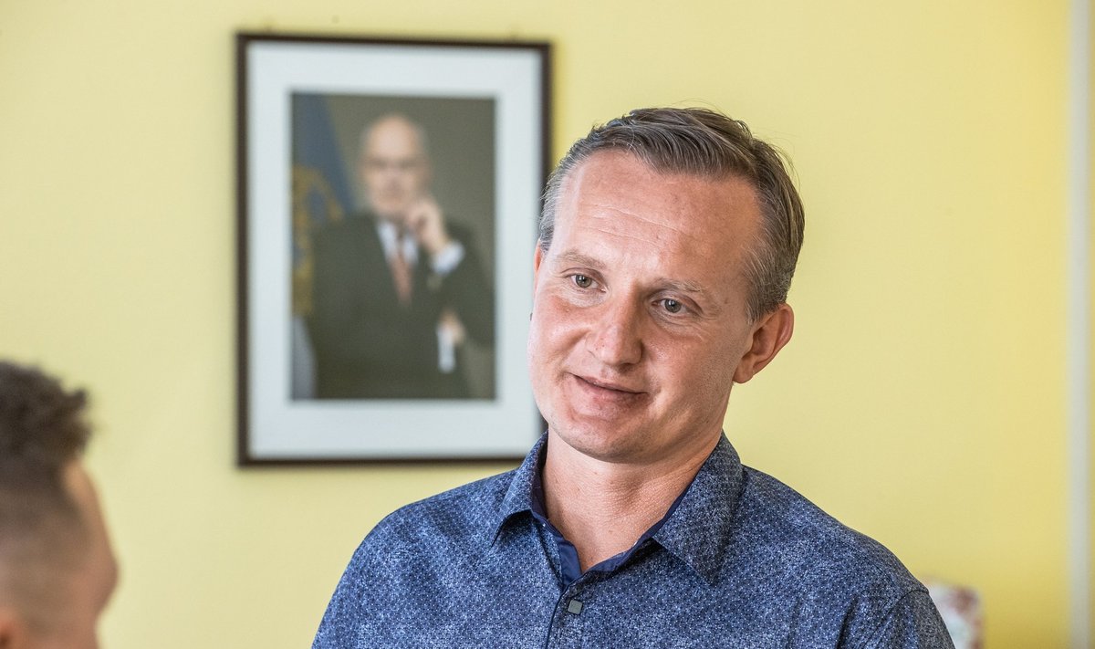 По данным RusDelfi, на заседании горсобрания в четверг могут быть выдвинуты вотумы недоверия зампредам горсобрания Наталье Умаровой и Денису Ларченко. Сам Жаворонков предполагает, что в этом списке может оказаться и его имя.