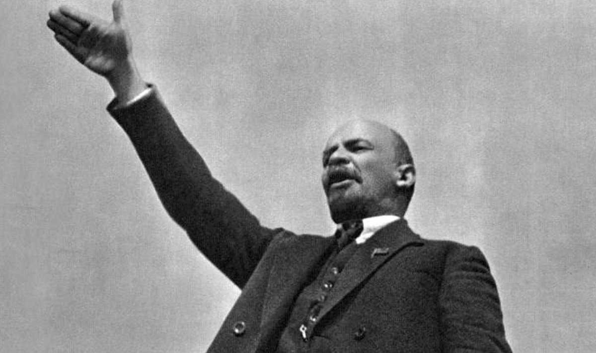 Lenin peab kõnet. 