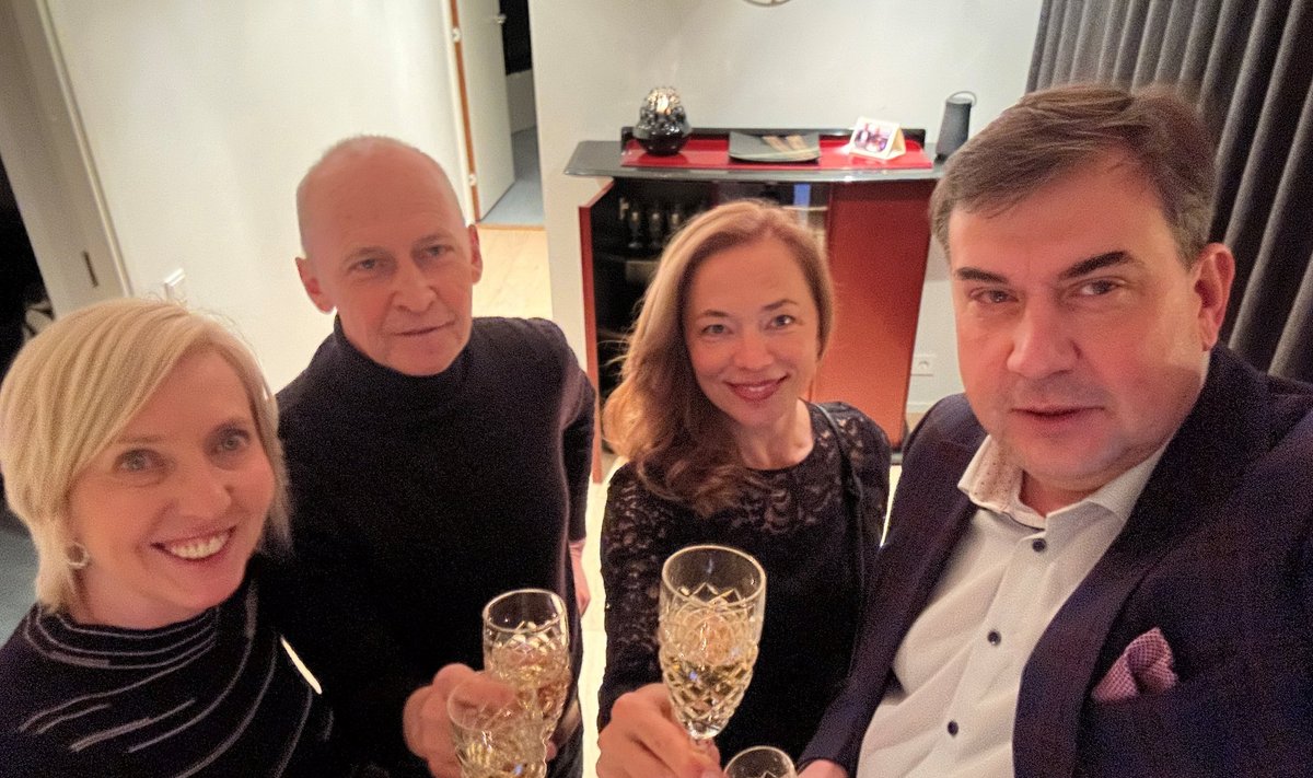 MERCURYLE MÕELDES Sille Allikmets, Vahur Kersna, Liina Kersna ja Lembit Allikmets tõstmas toosti legendaarse muusiku auks - šampanja kihiseb Freddiele kuulunud pokaalides.