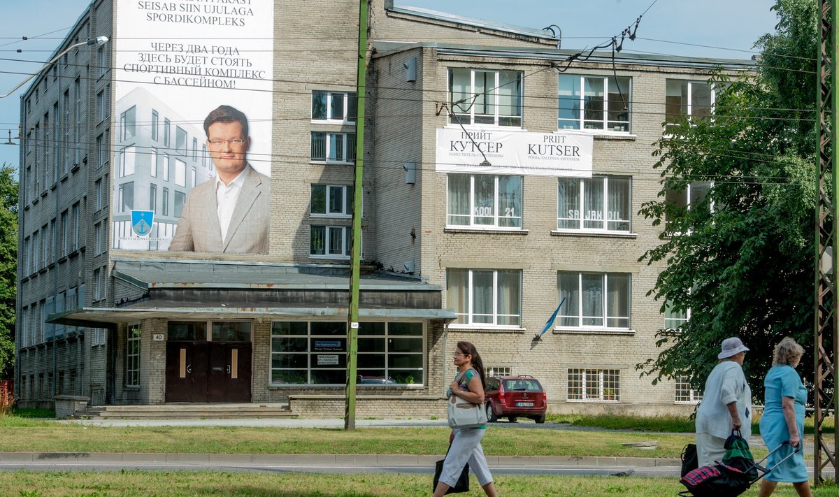 Plakat Tallinnas Sõle tänava koolimaja seinal
