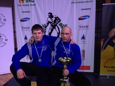Eesti meistrivõistlused maadluses - Kristjan (paremal) oma kaalu meister, mina oma kaalu teine (jaanuar 2014).
