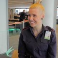 VIDEO | Lennujulgestajana töötav Eesti Laulu poolfinalist Nika tegi üllatuse ja asus oma töövormis Tallinna lennujaamas laulma