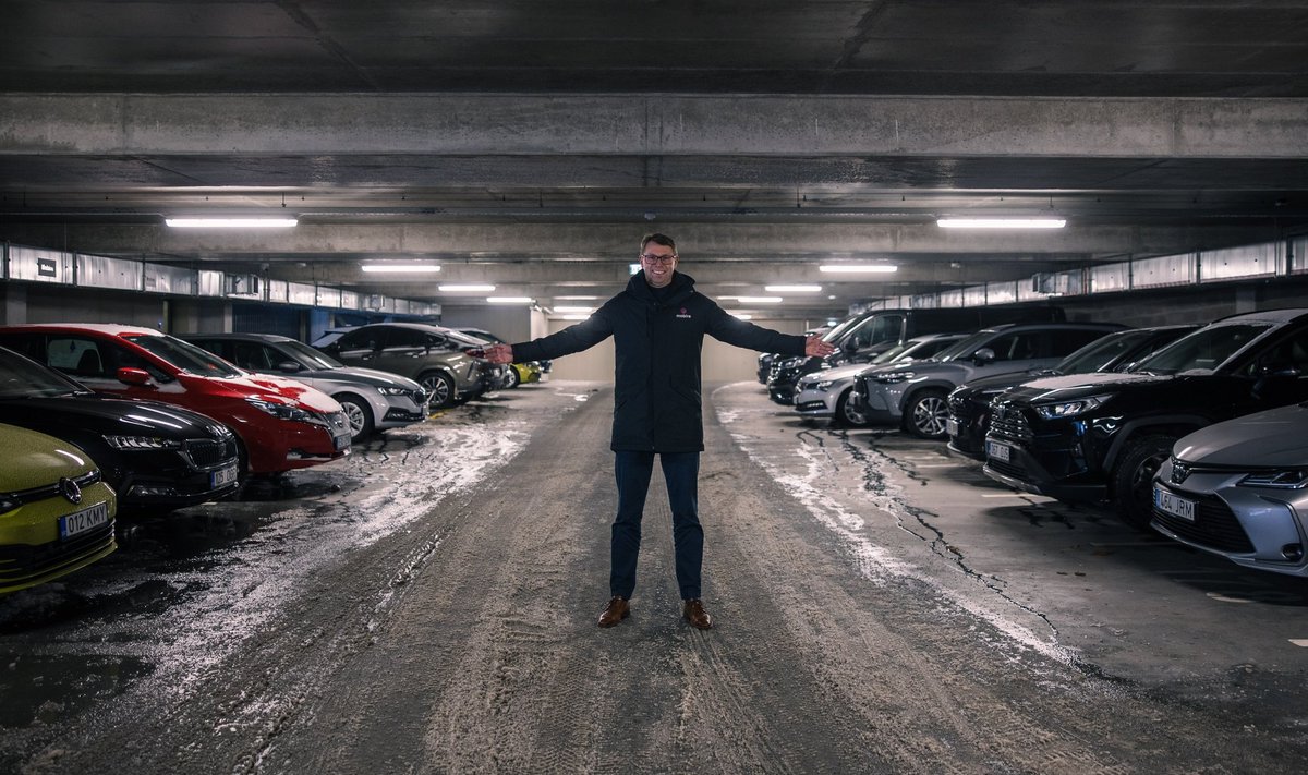 Mobire tegevjuht Andrus Valma on autode kasutamise uuteks suundumusteks valmis. Ettevõtte parkla on lühiüürisõidukeid täis.