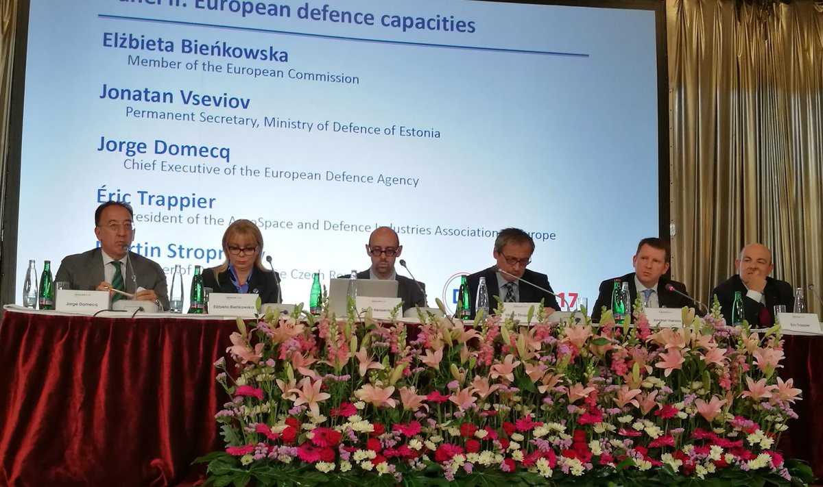 Kaitseministeeriumi kantsler Jonatan Vseviov (paremalt teine) Praha julgeoleku- ja kaitsekonverentsil