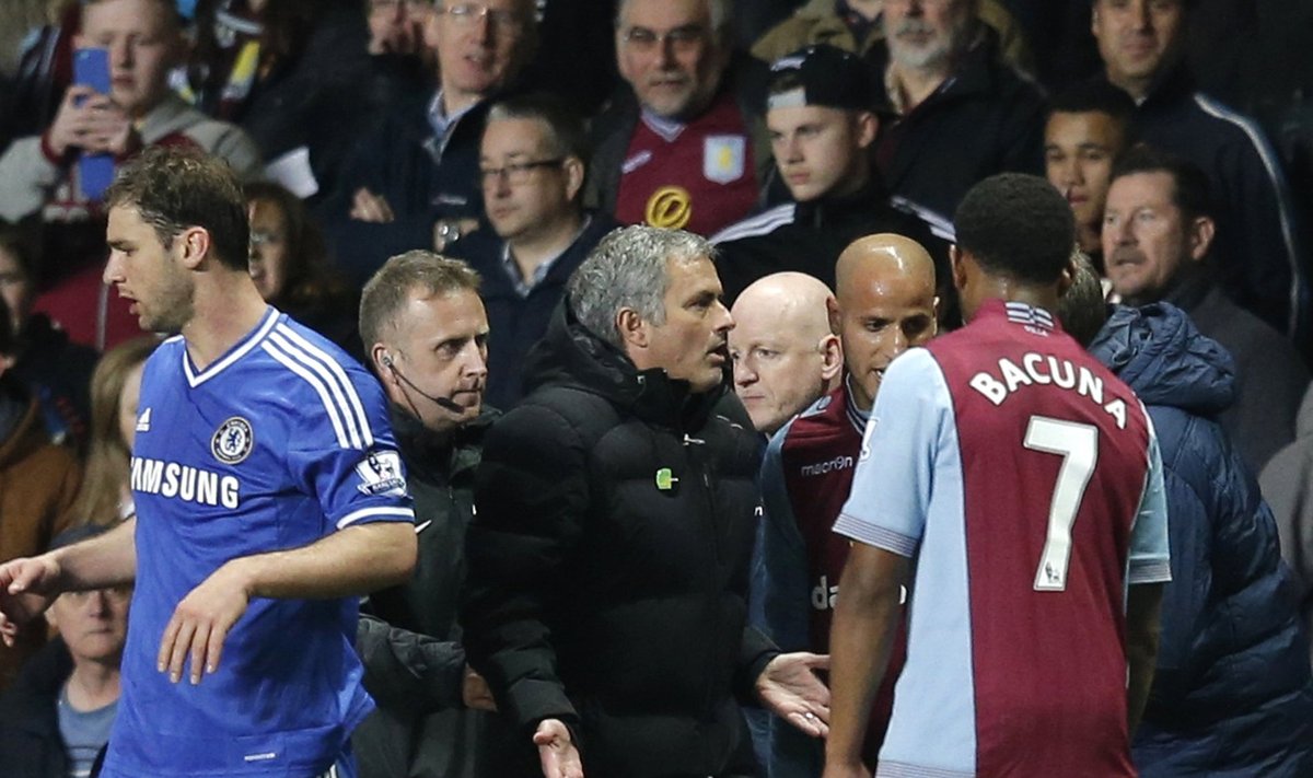 Jose Mourinho mängus Aston Villaga.