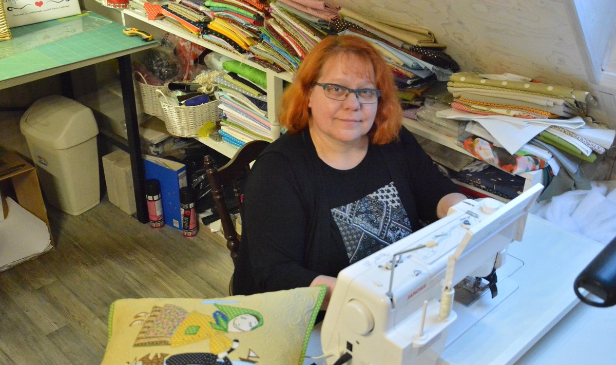 Mikroettevõtja Maire Forsel kolis kümne aasta eest Saaremaale, ja pärast seda, kui raamatupidajatöö otsa sai, tegi oma väikese ettevõtte, kus valmistatakse erilisi patju.