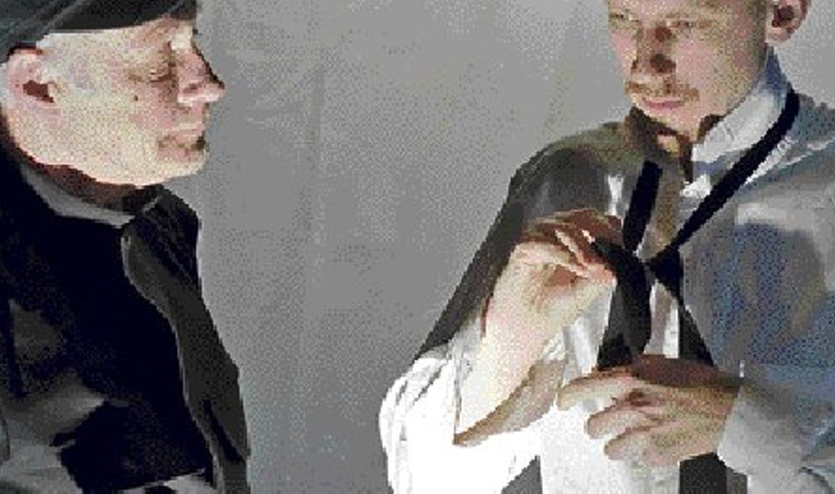 Vangivalvur (Raivo Trass) ja  Mersault (Janek Joost) on etenduse ühed tugevamad rollid.