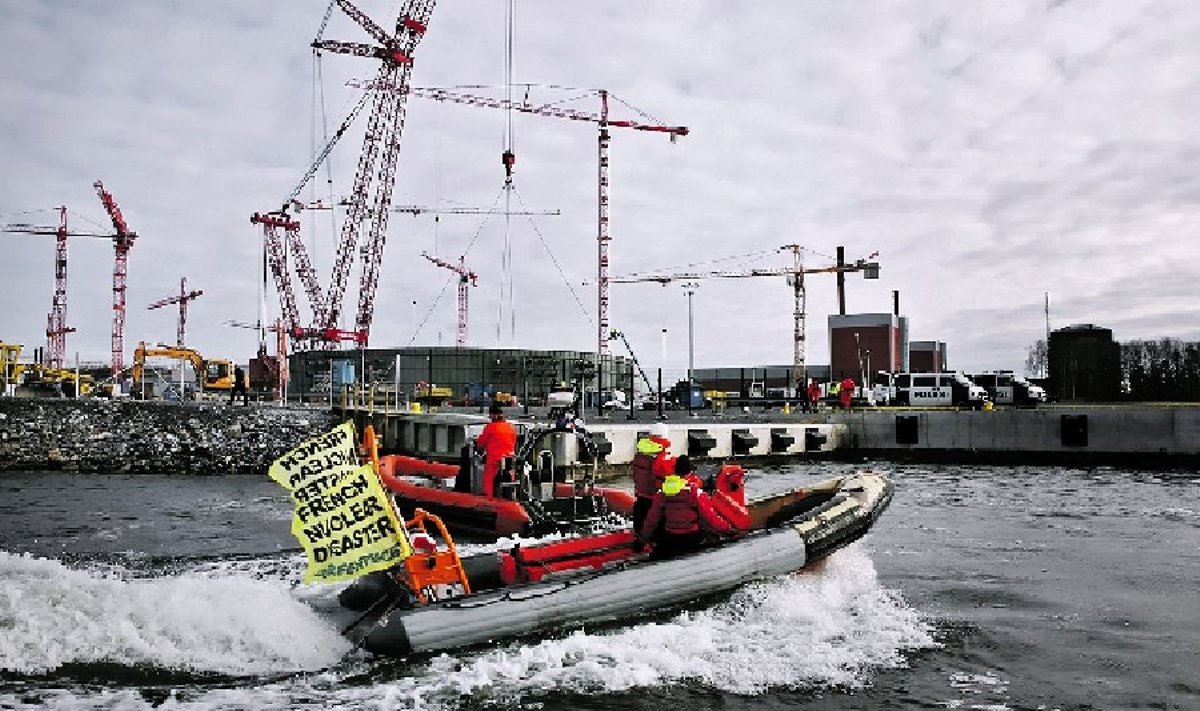 Greenpeace’i aktivistid protestivad paadiralliga Olkiluoto uue tuumareaktori vastu, mille ehitus taamalt paistab. 