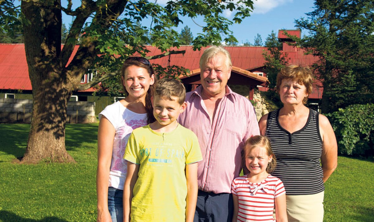 Tänavuse talukonkursi võitja Tuuma talu mitu põlvkonda:  peremees Ants Schmidt, perenaine Sirje, noorem tütar Kaisa ning lapselapsed Karl ja Astrid. 