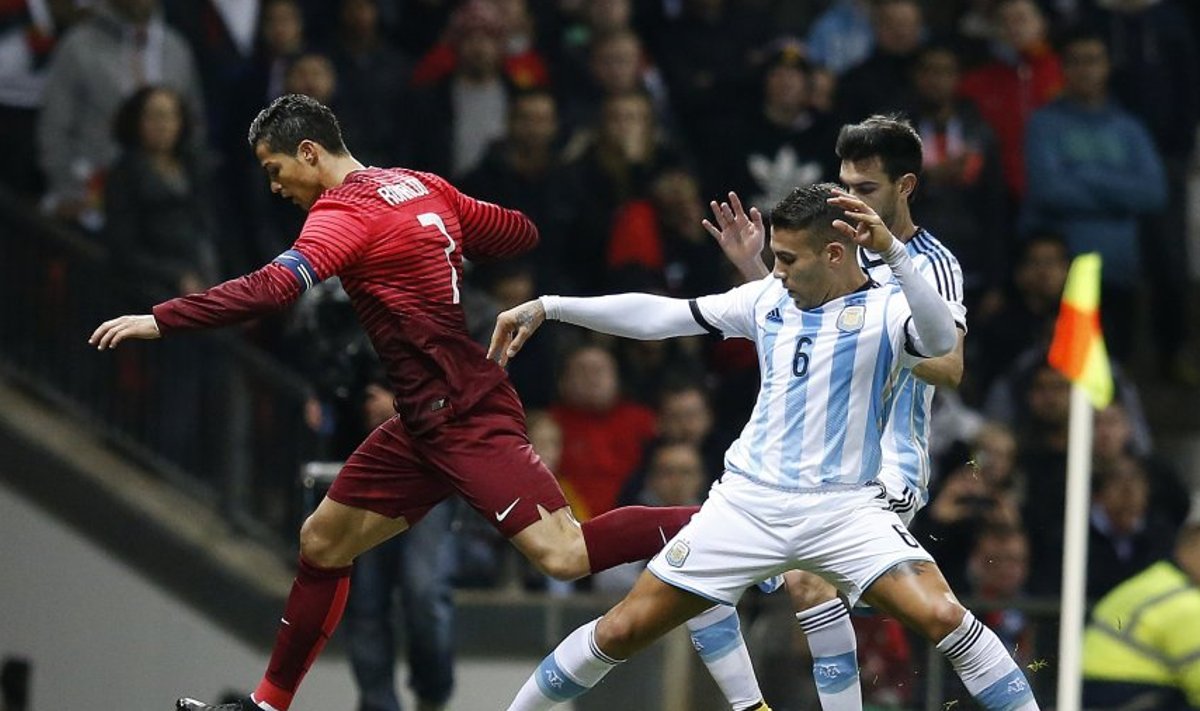 Nicolas Otamendi (paremal) võitluses Ronaldoga