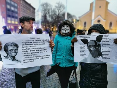 Maskivastaste protestil seisavad plakatid käes ka inimesed, kes on otsustanud siiski maski kanda. Küll aga mitte viiruse pärast, vaid selleks, et mitte töökohta kaotada.