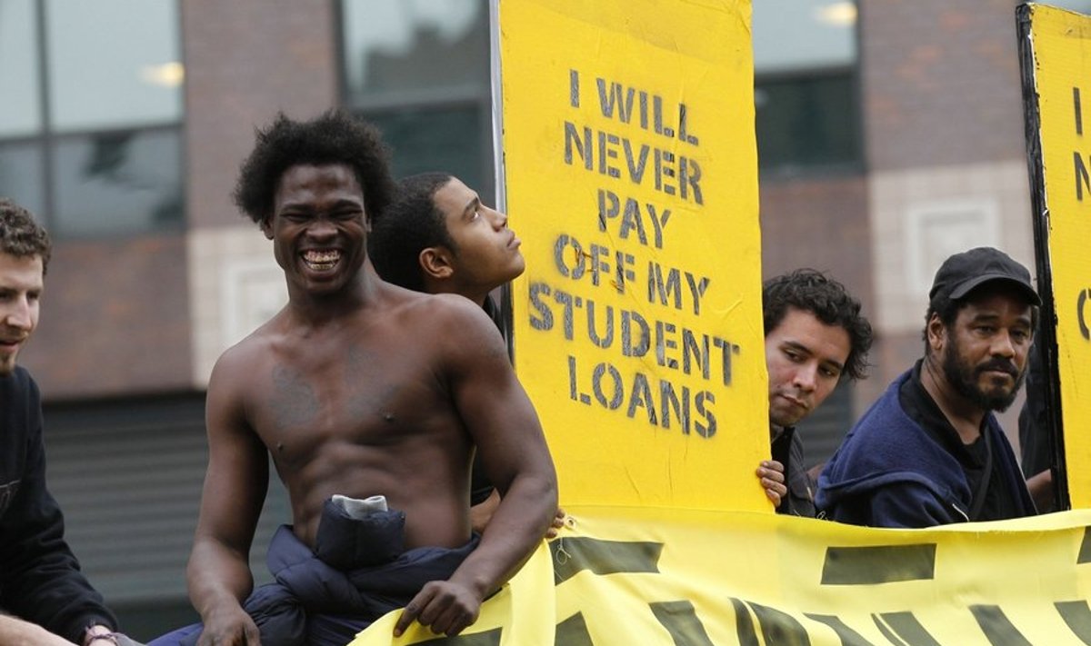 Occupy Wall Streeti raames meelt avaldavad inimesed New Yorgis. Plakatitel lubatakse võetud laenusid mitte kunagi tagasi maksta.
