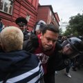 В Москве на акции протеста жестко задержан оппозиционер Яшин, одного из задержанных полиция избила в автозаке