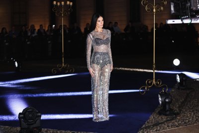 Demi Moore Dolce & Gabbana moenäitusel.